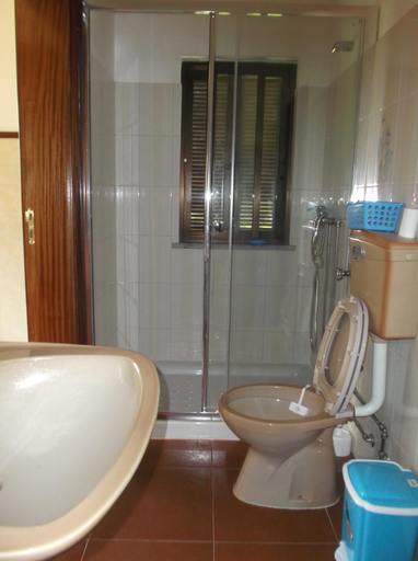 Bathroom 2, Albergue Constantino AL, Paredes de Coura
