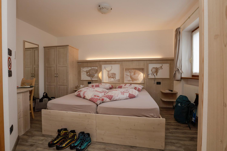 Bedroom 2, Albergo Aurora, Trento