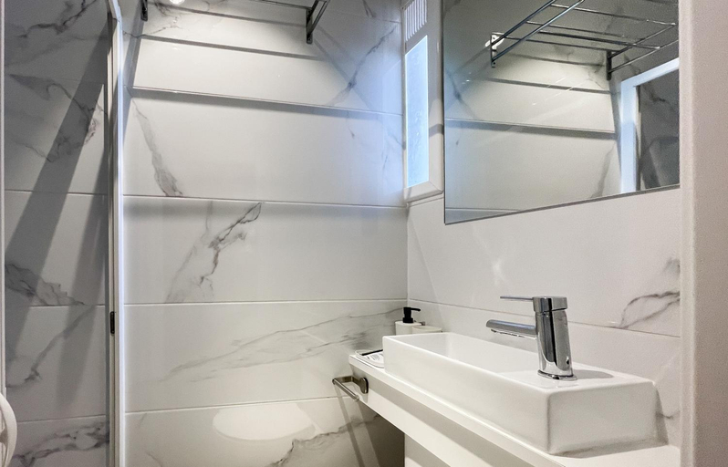 Bathroom 5, Maremagnum, Girona