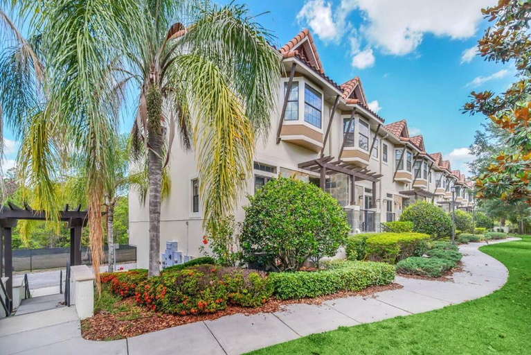 4BR Disney Family Townhouse Resort in Orlando - with Resort Pool, Gym, Games, & Jacuzzi, Orange