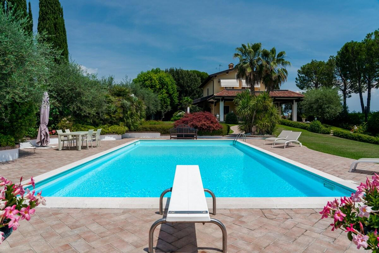 Sport & Beauty 5, VILLA ELENA  Elegante Villa Vista Lago con Piscina, Brescia