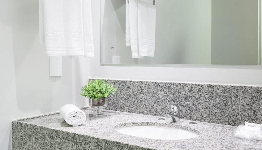 Bathroom 4, Cambirela Hotel, Floriniapolis