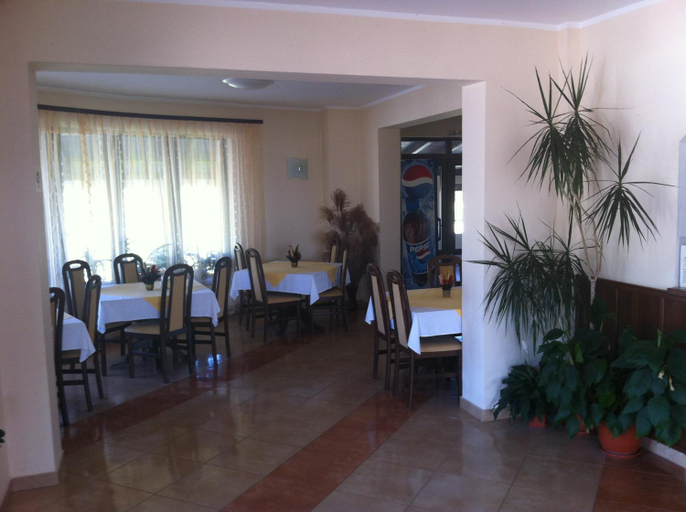Food & Drinks 3, JRB Hotel, Lunca