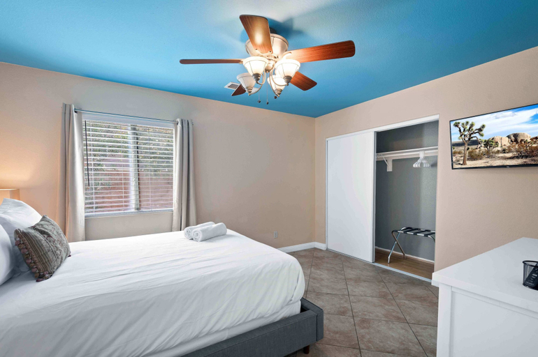 Bedroom 3, 4BR-Retro Game Room-Theater-Pool & Spa, Riverside