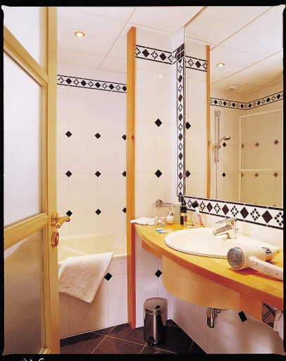 Bathroom, Hotel Restaurant "Le Strasbourg", Moselle