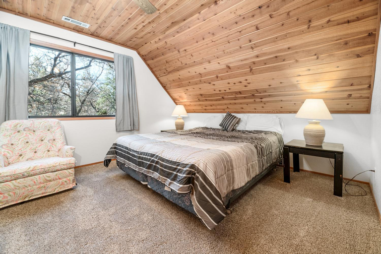 Bedroom 2, 5 Kern's Kabin - Charming two-story cabin within walking distance to Bear Mountain!, San Bernardino