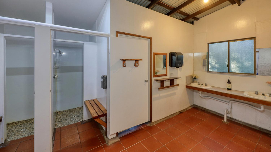 Bathroom 2, Crayfish Creek Van and Cabin Park, Circular Head