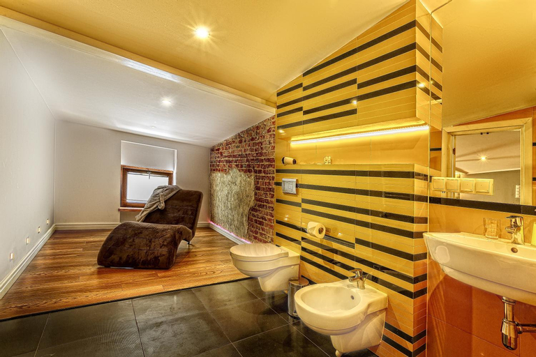 Bathroom 10