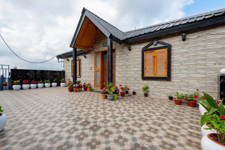 Exterior & Views 4, The Lookout Luxury Cottage, Nainital