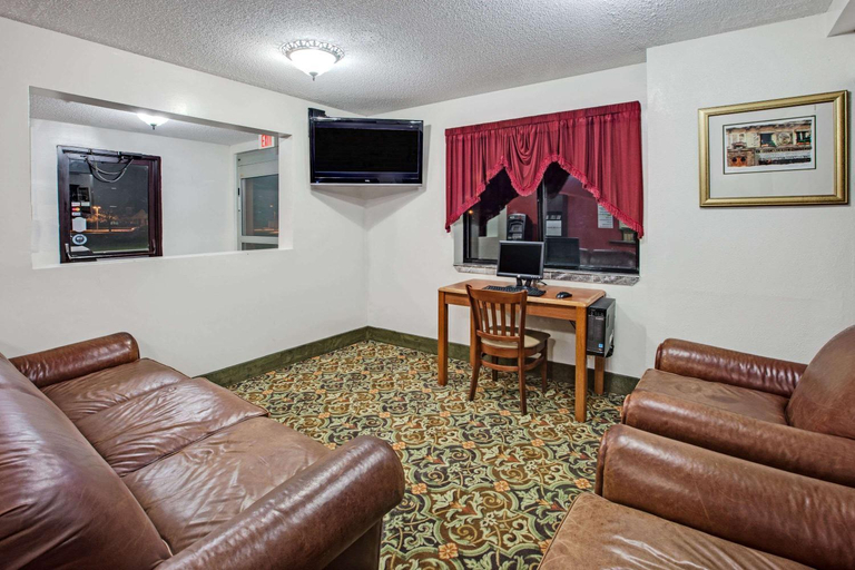 Public Area 2, Super 8 by Wyndham Crystal Lake, McHenry
