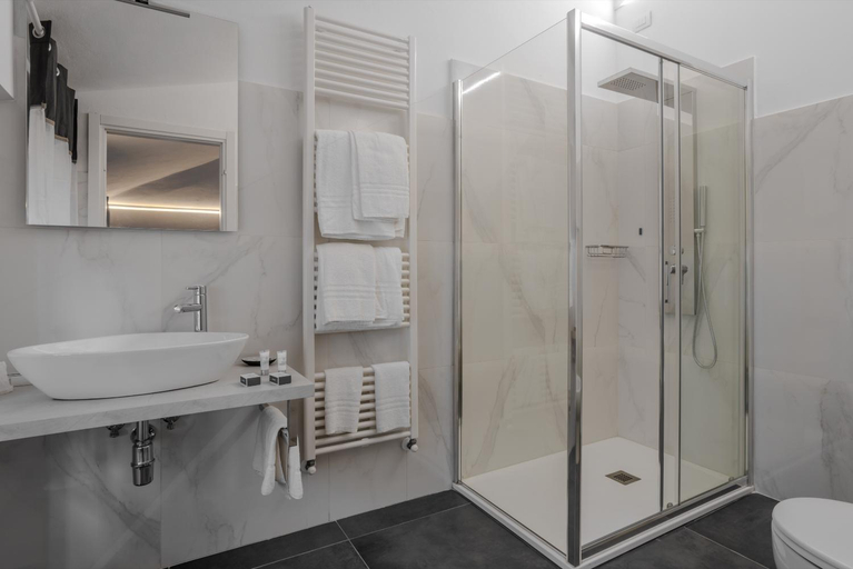 Bathroom 4, Hotel Alassio, Pistoia