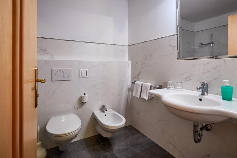 Bathroom 4, Alpenhotel Schonwald Superior, Bolzano