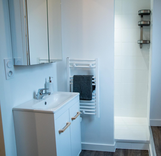 Shower, Les studios propres et tout equipes, Finistère