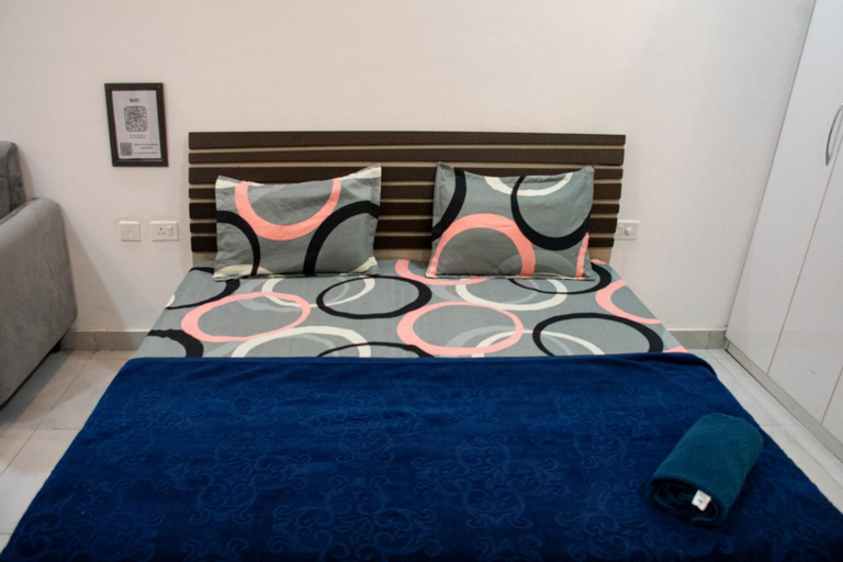 Minimalistic High Rise Stay-Couple Friendly, Gautam Buddha Nagar