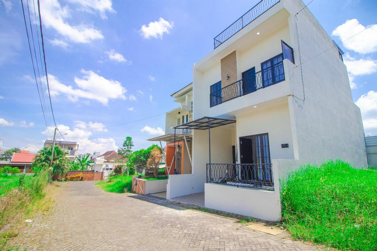 Exterior & Views 2, Villa Azzalea | Private Pool & Rooftop, Malang