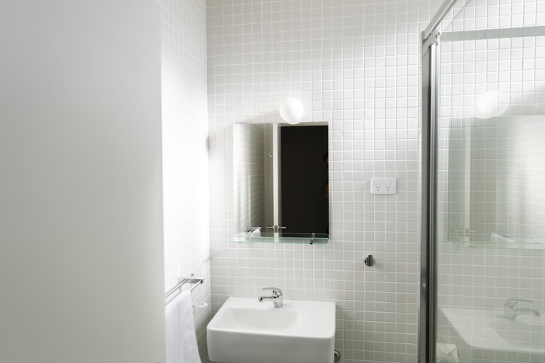 Bathroom, Port Broughton Hotel, Barunga West