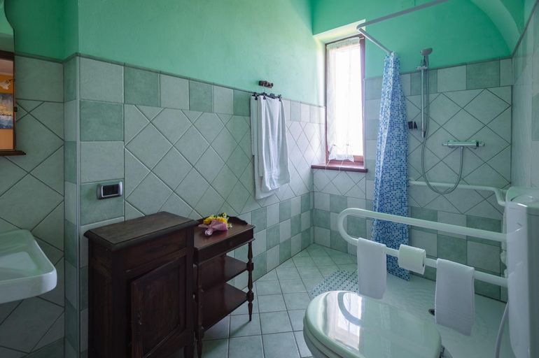 Bathroom 13