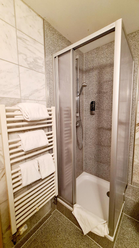 Bathroom 3, Hotel Zentrum, Region Hannover