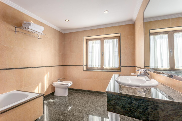 Bathroom 4, Hotel Regio, Salamanca