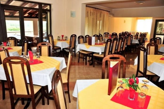 Food & Drinks 5, JRB Hotel, Lunca
