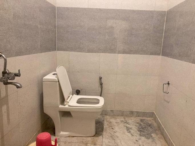 Bathroom 4, Hotel Poorvi Inn, Chhatarpur