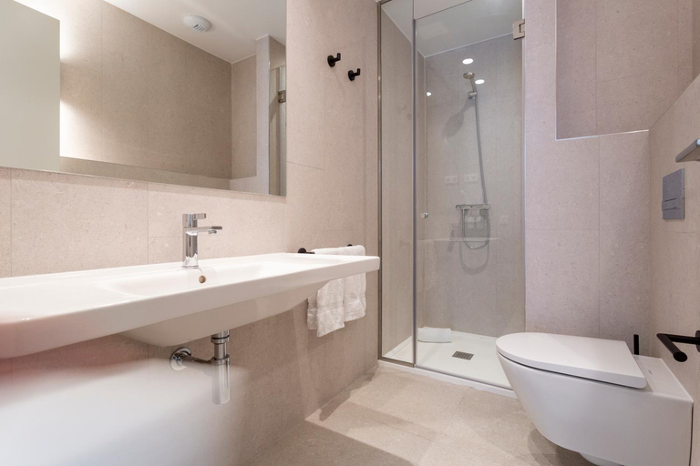 Bathroom 2, Uma Suites O'Donnell, Madrid