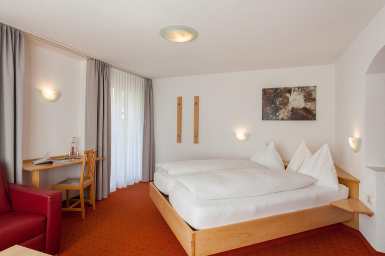Bedroom 2, Park-Hotel Saas- Fee, Visp