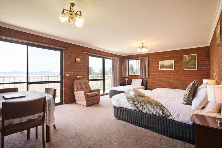 Bedroom 2, Swansea Waterloo Inn, Glamorgan-Spring Bay