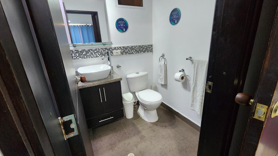 Bathroom 3, White Coral ApartaSuites, San Andrés