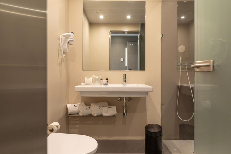 Bathroom 4, Alif Campo Pequeno, Lisbon