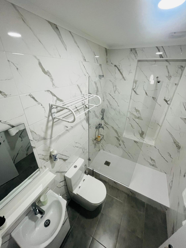 Bathroom 4, Lisbon Ocean Apartments, Almada