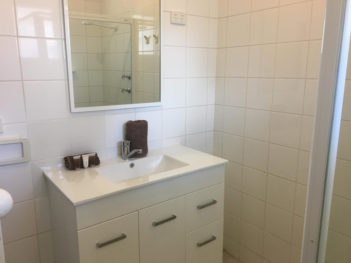 Bathroom 4, Esperance Central Apartments, Esperance