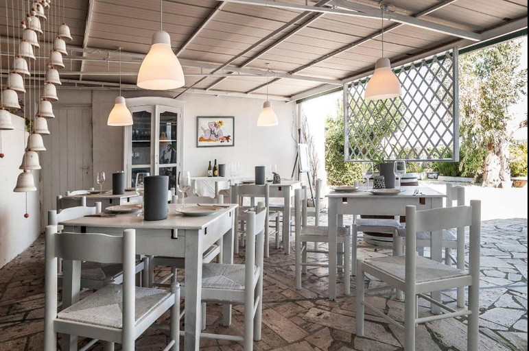 Food & Drinks 3, Macondo B&B, Latina