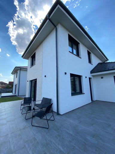 Others 3, TWIN HOUSE, Gyál