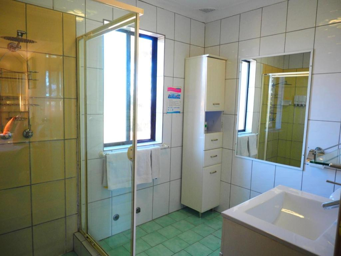 Bathroom 4, Bella Vista Motel, Gosford - West