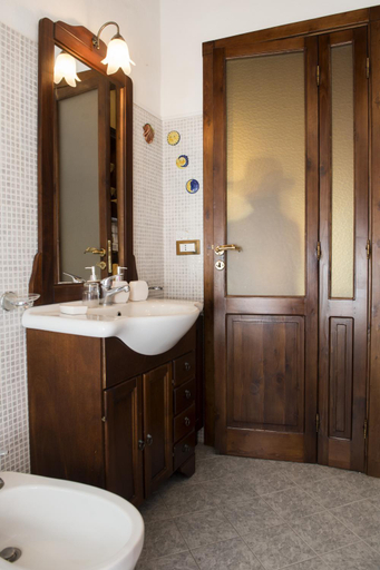 Bathroom 5, Sabrina Suite, Messina