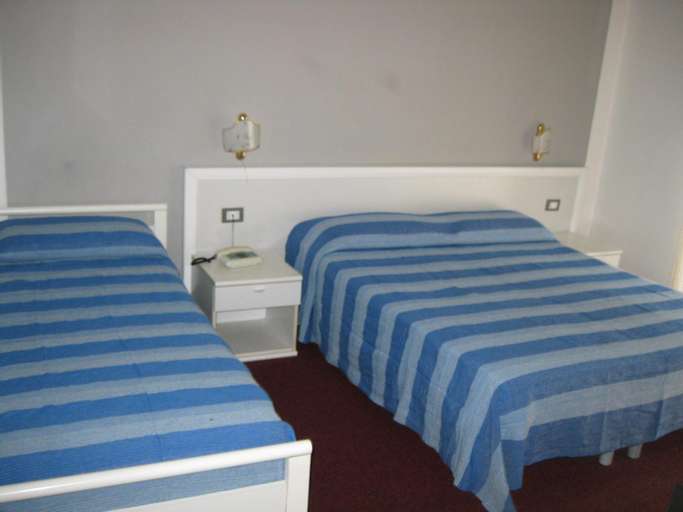 Bedroom 2, Hotel Acqua Marina, Savona