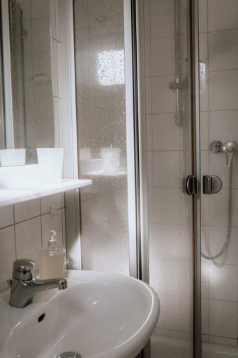 Bathroom 2, Haus Sandroschen, Aurich