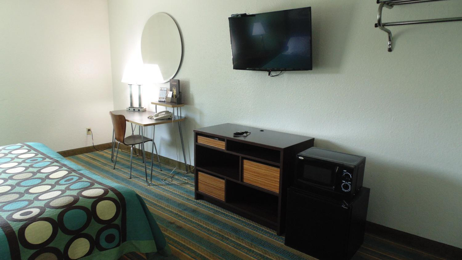 Bedroom 3, Super 8 by Wyndham Sapulpa/Tulsa Area, Creek