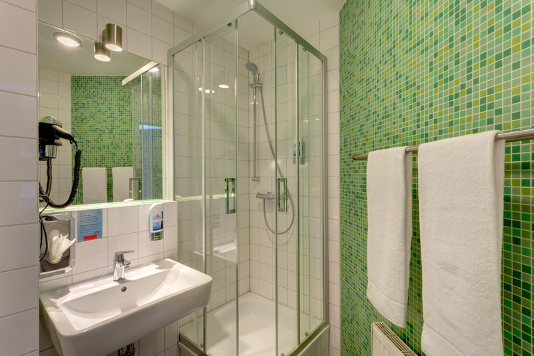 Bathroom 4, MEININGER Hotel Berlin Alexanderplatz, Berlin
