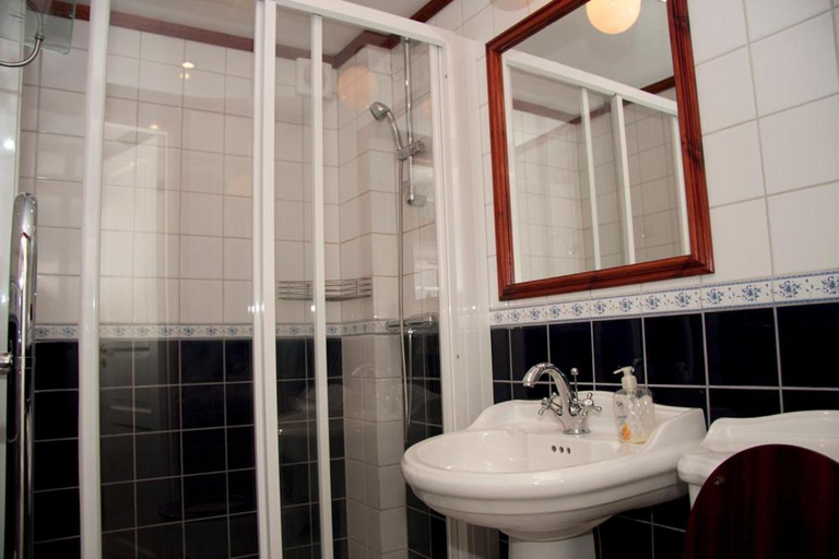 Bathroom 3, Garvaregarden Hotel , B&B och Cafe, Askersund