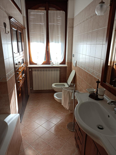 Bathroom, Al Picchio Verde A.P.S., Varese