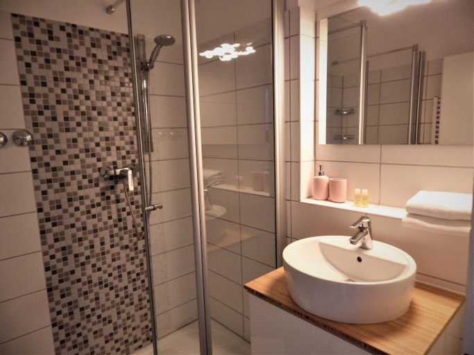Bathroom 10