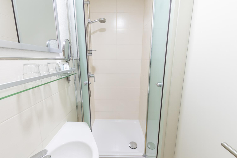 Bathroom 16