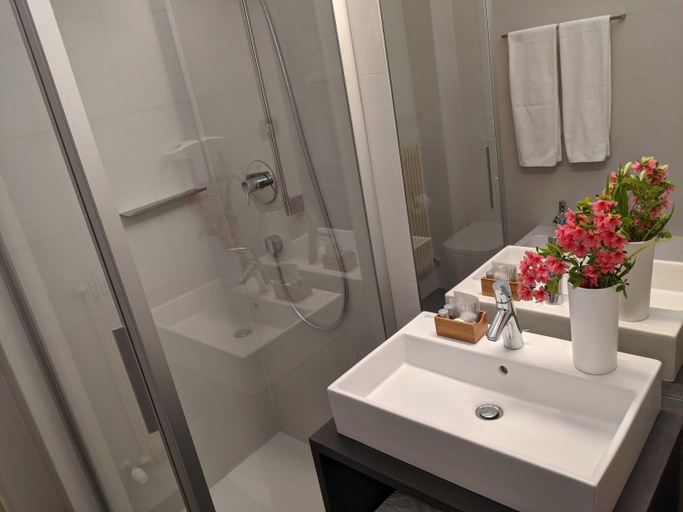 Bathroom 2, Hotel Schonbrunn, Bolzano
