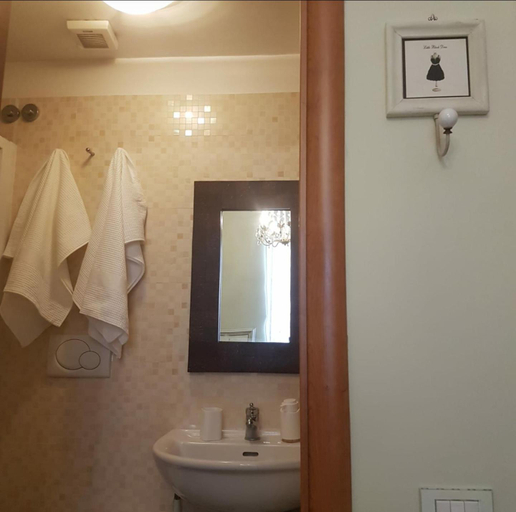 Bathroom, Dante, Rome