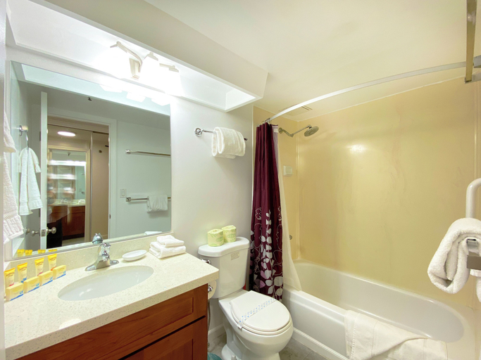 Bathroom, Bamboo Hotel with Pool Access, Honolulu
