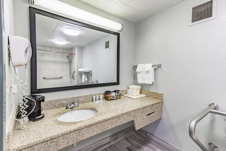 Bathroom 3, Quality Inn Goodlettsville, Davidson