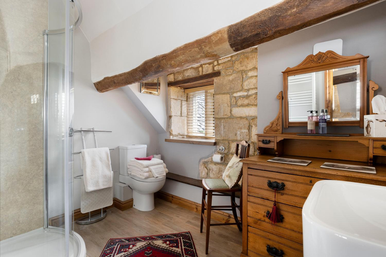 Bathroom 2, Badgers Hall, Gloucestershire