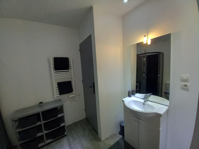 Bathroom 16